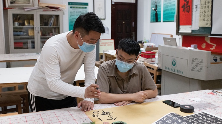 指导教职员工练习书法.jpg 指导教职员工练习书法.jpg