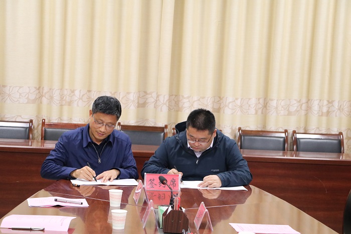 汤志校长与刘健区长签约.jpg