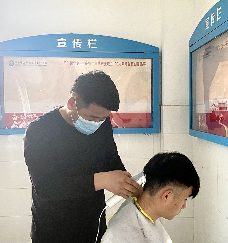 为学生理发.jpg 为学生理发.jpg